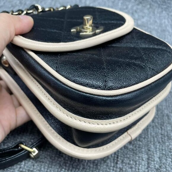 100% Authentic CHANEL Leather Shoulder Bag - Picture 5 of 15